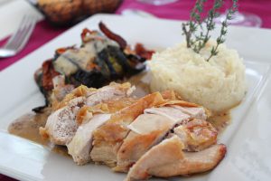 photo d'un plat comprenant du poulet, une purée et des légumes gratinés