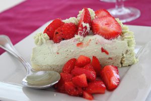 photo d'une part de gâteau à la fraise dans une assiette